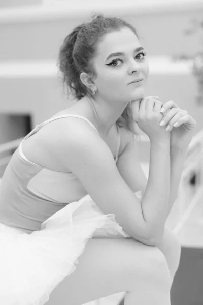 Black and white photo of flexible slender young girl ballerina. BW — ストック写真