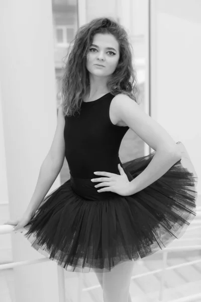 Foto en blanco y negro de la bailarina flaca flexible. BW —  Fotos de Stock