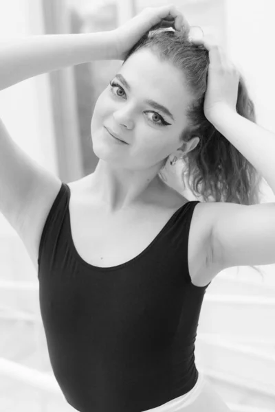 Black and white photo of flexible slender young girl ballerina. BW — Stock Photo, Image