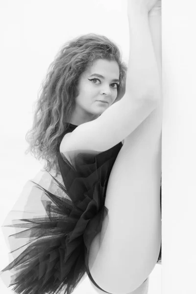 Fotografie alb-negru de flexibil subțire fată balerină. BW — Fotografie, imagine de stoc