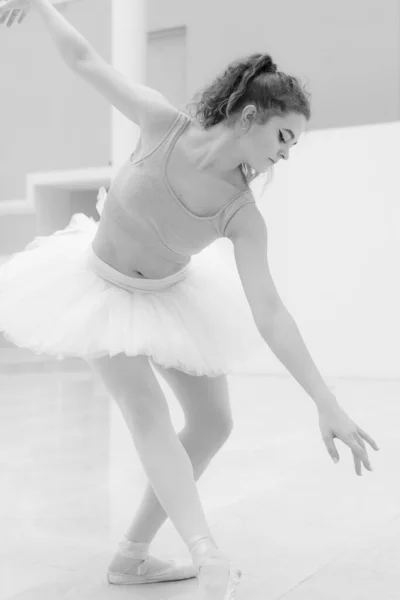 Foto em preto e branco de bailarina jovem e magra flexível. BW — Fotografia de Stock