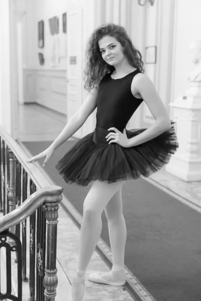 Černobílá fotka ohebné štíhlé mladé dívky baletky. BW — Stock fotografie