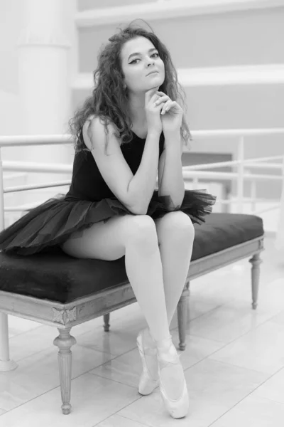 Foto in bianco e nero di flessibile sottile ragazza ballerina. BW — Foto Stock