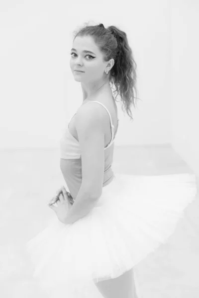 Black and white photo of flexible slender young girl ballerina. BW — Zdjęcie stockowe