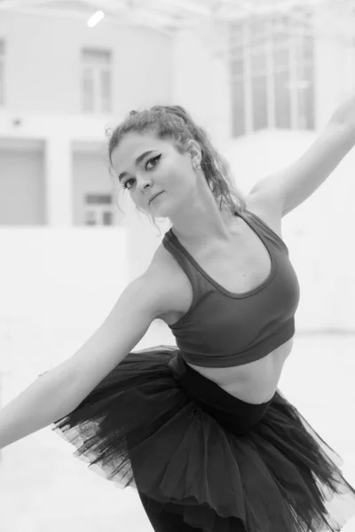 Foto em preto e branco de bailarina jovem e magra flexível. BW — Fotografia de Stock