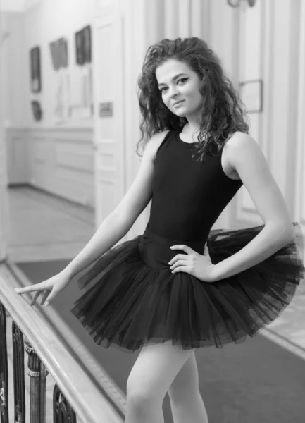 Černobílá fotka ohebné štíhlé mladé dívky baletky. BW — Stock fotografie
