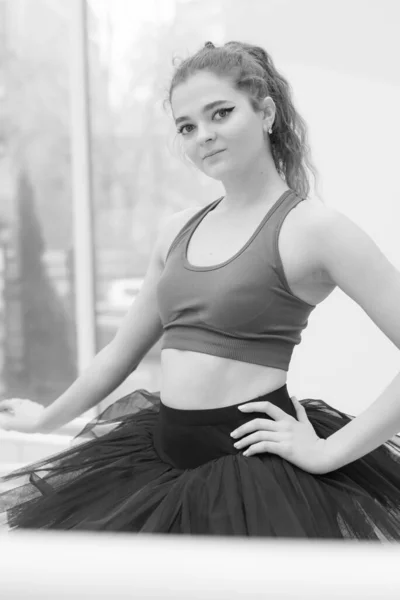 Schwarz-Weiß-Foto von flexiblen schlanken jungen Mädchen Ballerina. BW — Stockfoto