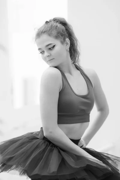 Black and white photo of flexible slender young girl ballerina. BW — Zdjęcie stockowe