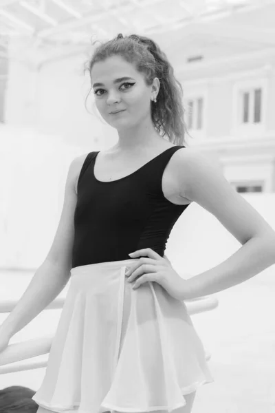 Black and white photo of flexible slender young girl ballerina. BW — Stock Photo, Image