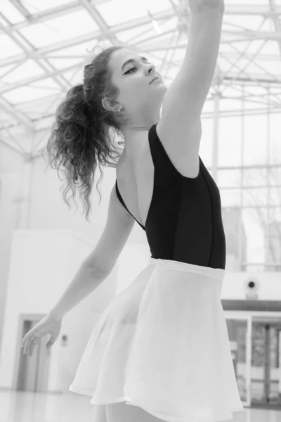 Black and white photo of flexible slender young girl ballerina. BW — Zdjęcie stockowe