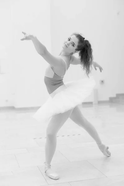 Foto em preto e branco de bailarina jovem e magra flexível. BW — Fotografia de Stock