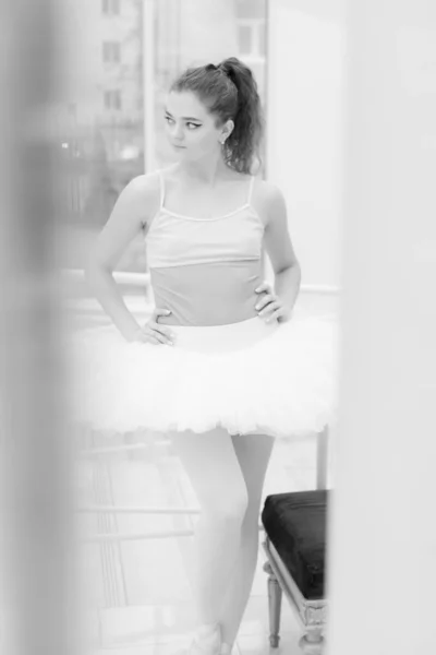 Black and white photo of flexible slender young girl ballerina. BW — Zdjęcie stockowe