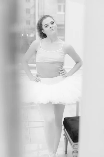 灵活纤细的女芭蕾舞演员的黑白照片。BW — 图库照片