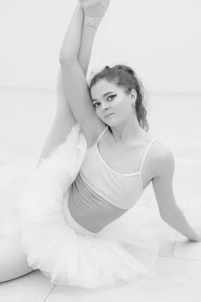 Black and white photo of flexible slender young girl ballerina. BW — Zdjęcie stockowe