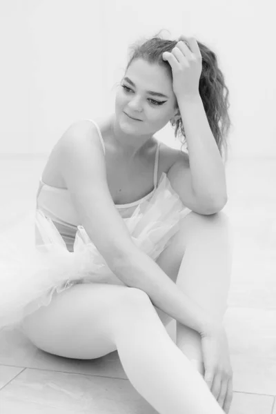 Fekete-fehér fotó rugalmas karcsú fiatal lány balerina. BW — Stock Fotó