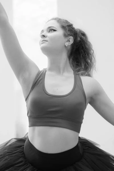 Black and white photo of flexible slender young girl ballerina. BW — ストック写真