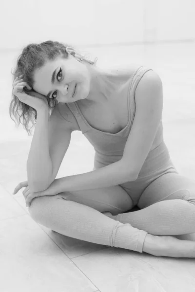 유연하고 날씬 한 소녀 발레리나의 흑백 사진. BW — 스톡 사진