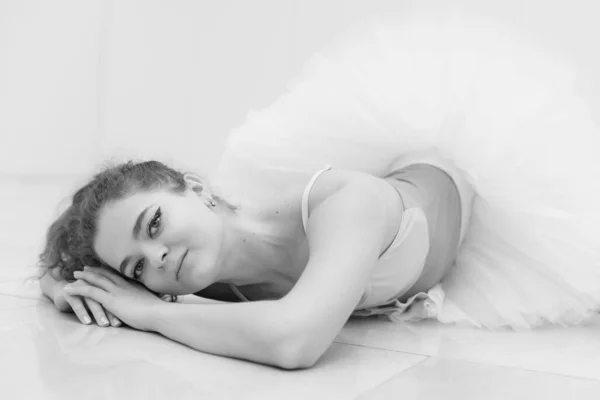 Black and white photo of flexible slender young girl ballerina. BW — Zdjęcie stockowe