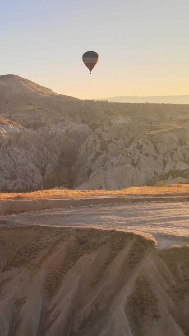 Verticale video - Ballonnen in Cappadocia, Turkije. — Stockvideo