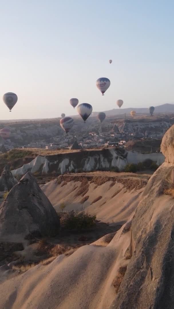 Verticale video - Ballonnen in Cappadocia, Turkije. — Stockvideo