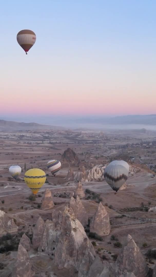 Vertikal video - Ballonger i Kappadokien, Turkiet. — Stockvideo