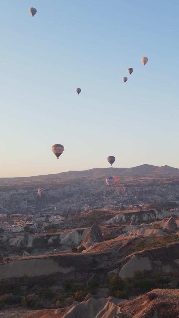 垂直录像-土耳其卡帕多西亚的气球. — 图库视频影像