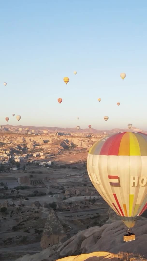 Vertical video - Balloons in Cappadocia, Turkey. — Stock Video