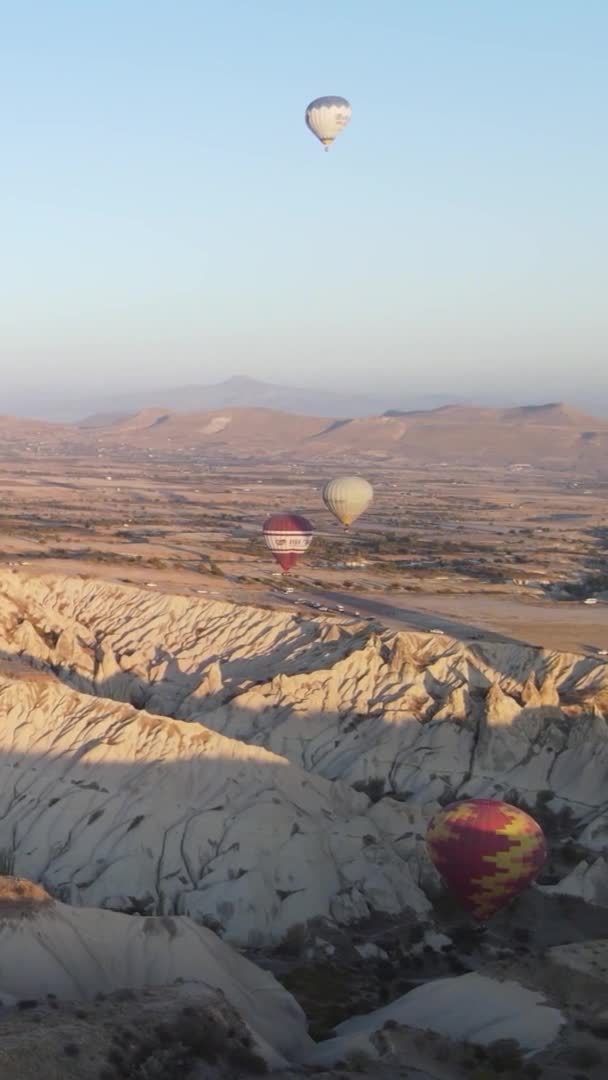 Vertikales Video - Ballons in Kappadokien, Türkei. — Stockvideo