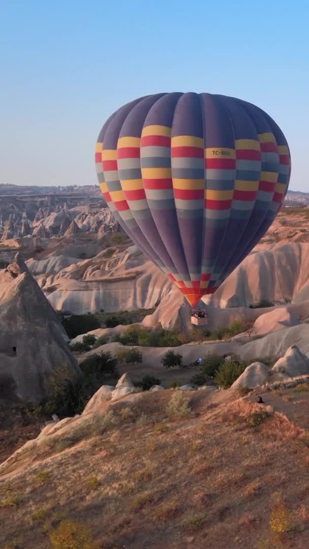 Vídeo vertical - Balões na Capadócia, Turquia. — Vídeo de Stock