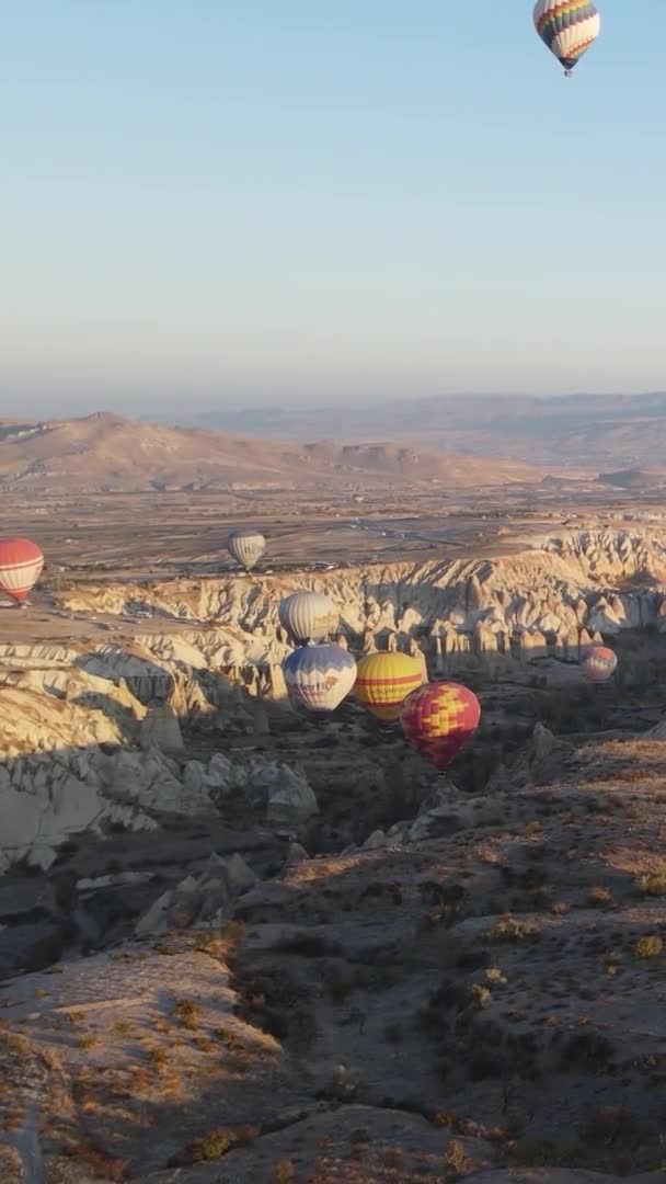 垂直ビデオ- Balloons in Cappadocia, Turkey. — ストック動画