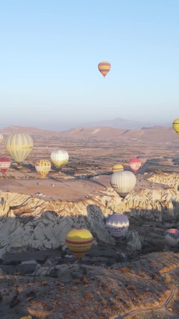 Verticale video - Ballonnen in Cappadocia, Turkije. — Stockvideo