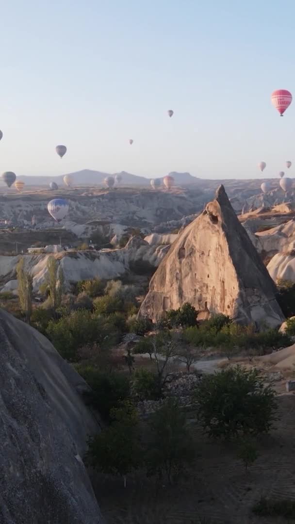 Verticale video - Ballonnen in Cappadocia, Turkije. — Stockvideo