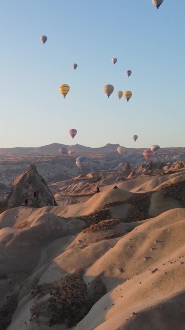 Verticale video - Ballonnen in Cappadocia, Turkije. — Stockvideo