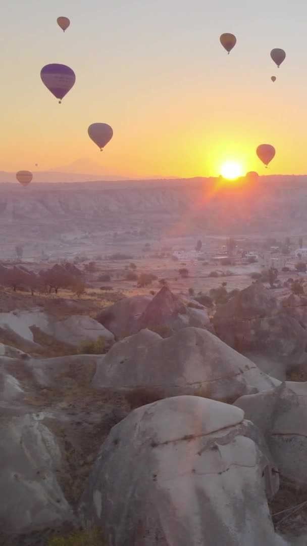 Vídeo vertical - Balões na Capadócia, Turquia. — Vídeo de Stock