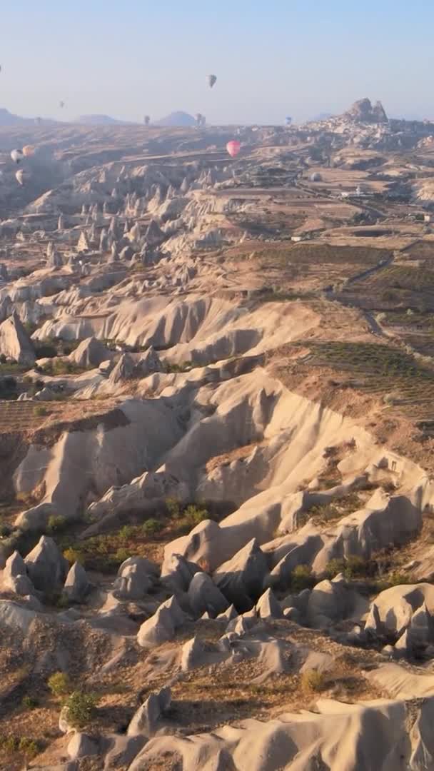 Κάθετο βίντεο - Μπαλόνια στην Καππαδοκία, Τουρκία. — Αρχείο Βίντεο