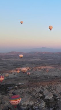 Dikey Video - Kapadokya, Türkiye 'de Balonlar.