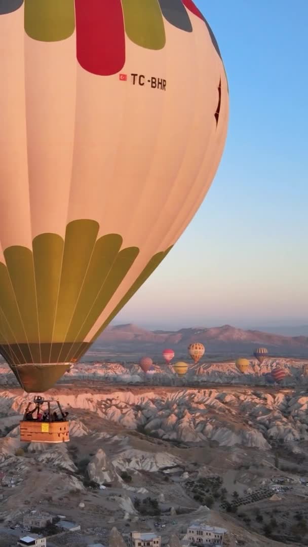 Vertical video - Balloons in Cappadocia, Turkey. — Stock Video