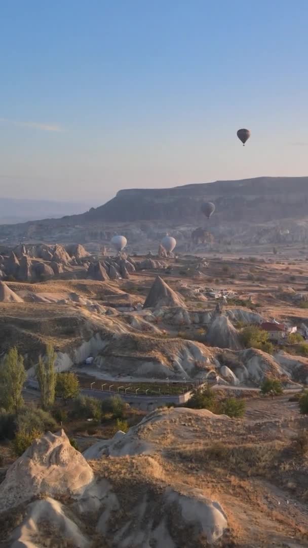 ऊर्ध्वाधर वीडियो कैपाडोसिया, तुर्की में गुब्बारे . — स्टॉक वीडियो