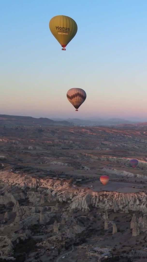 Dikey Video - Kapadokya, Türkiye 'de Balonlar. — Stok video