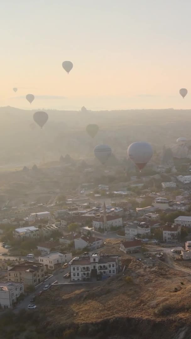 Vertikální video - Balónky v Kappadokii, Turecko. — Stock video
