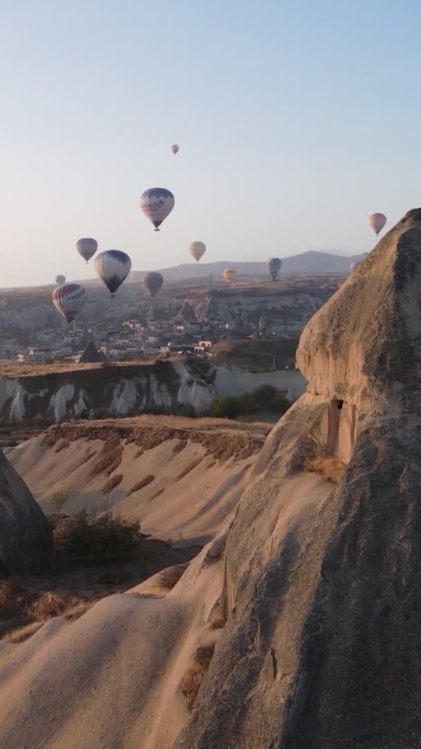 Κάθετο βίντεο - Μπαλόνια στην Καππαδοκία, Τουρκία. — Αρχείο Βίντεο