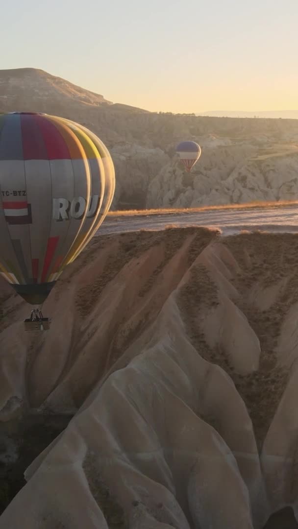 Vertical video - Balloons in Cappadocia, Turkey. — стокове відео