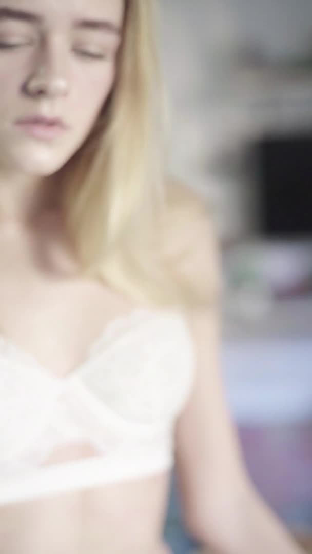Vertikal video. Ung vacker flicka i sexiga underkläder — Stockvideo