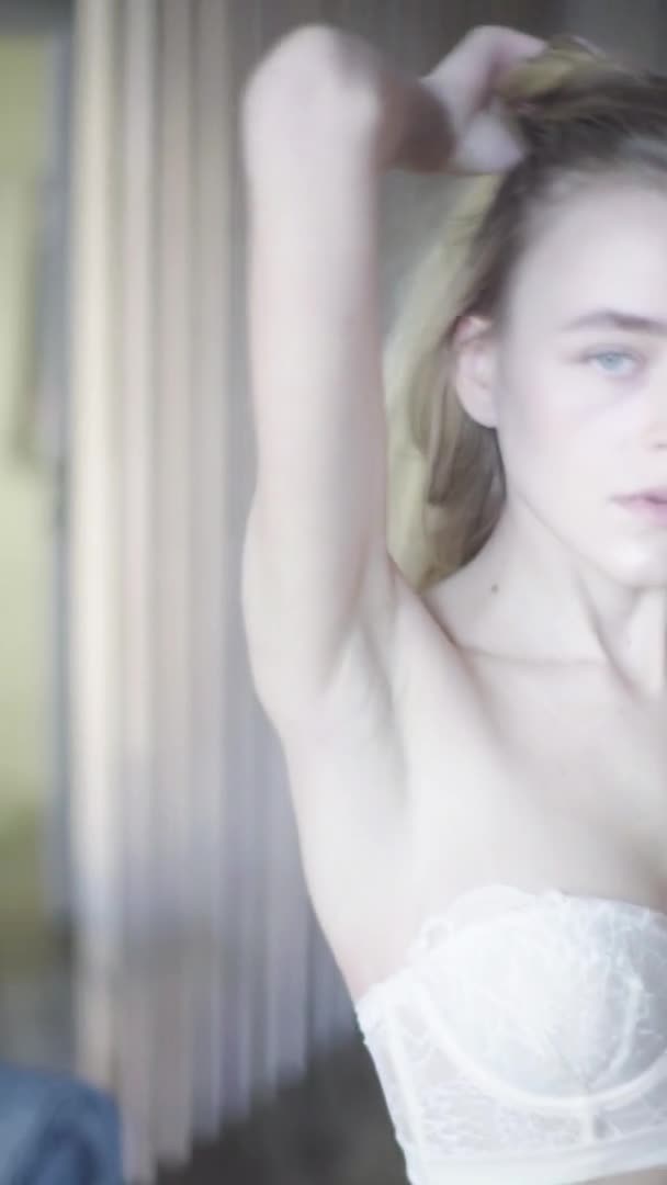 Pionowe wideo. młoda piękna dziewczyna w sexy bielizna — Wideo stockowe