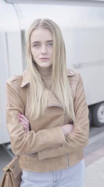 Parktaki genç, sıska bir kızın dikey videosu..