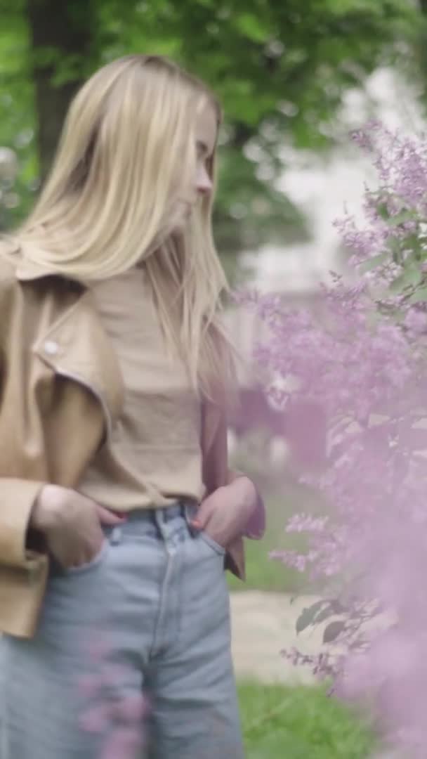 Vídeo vertical de una joven flaca en el parque. — Vídeos de Stock