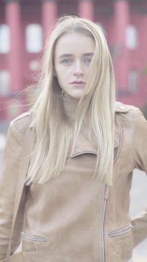 Sıska bir kızın portresi. Dikey video