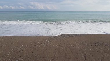 Sahil kenarındaki deniz manzarası. Kıyı sahili manzarası. Yavaş çekim