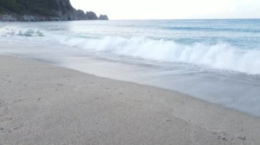 Sahil kenarındaki deniz manzarası. Kıyı sahili manzarası. Yavaş çekim