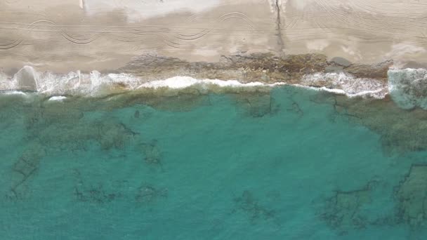 Vue aérienne de la mer près de la côte - gros plan sur le paysage marin côtier. Mouvement lent — Video